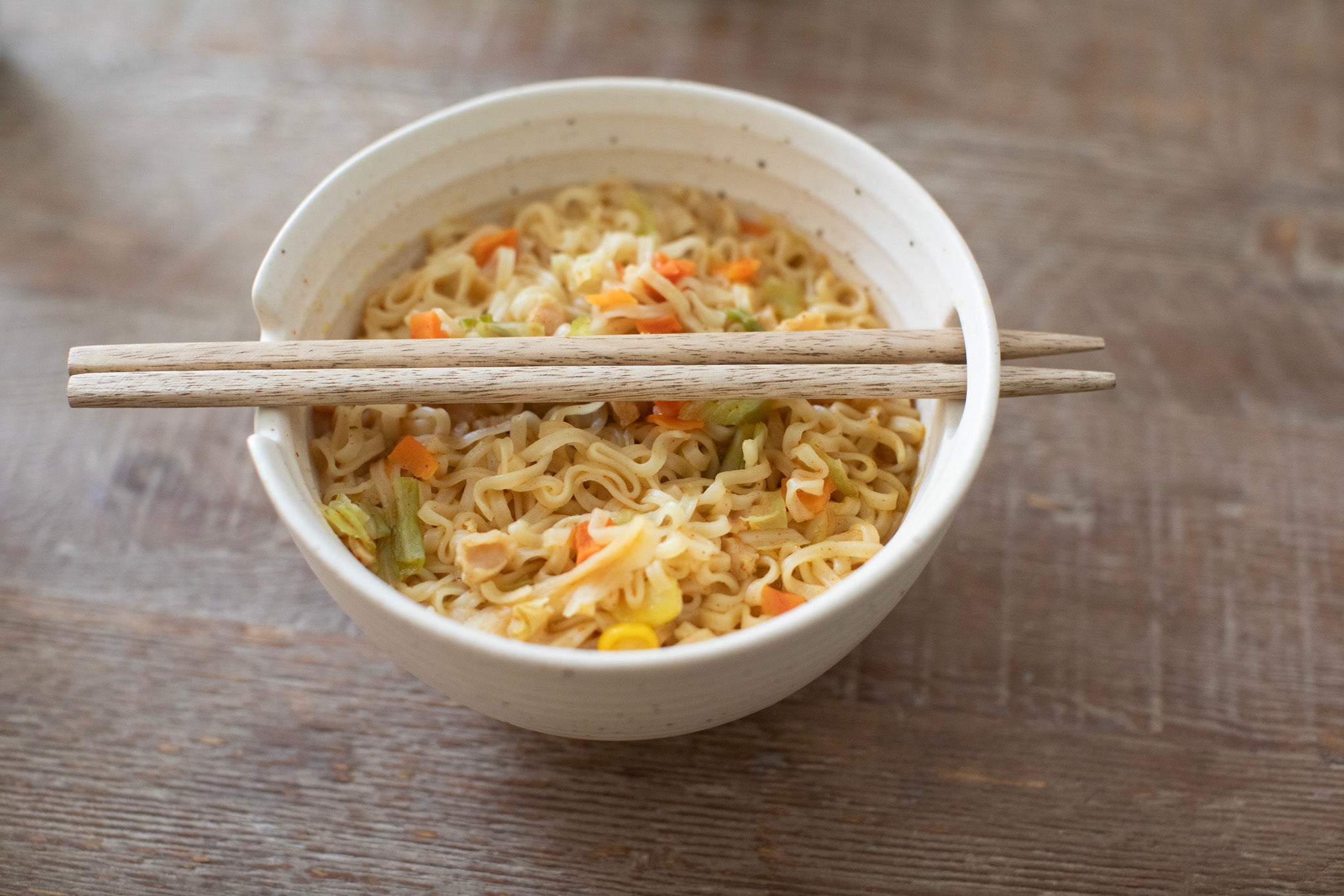 Ribbed Ceramic Speckled Ramen Bowl With Chop Sticks