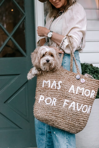 jute tote bag with two handles and white embroidery reading "Mas amor por favor"